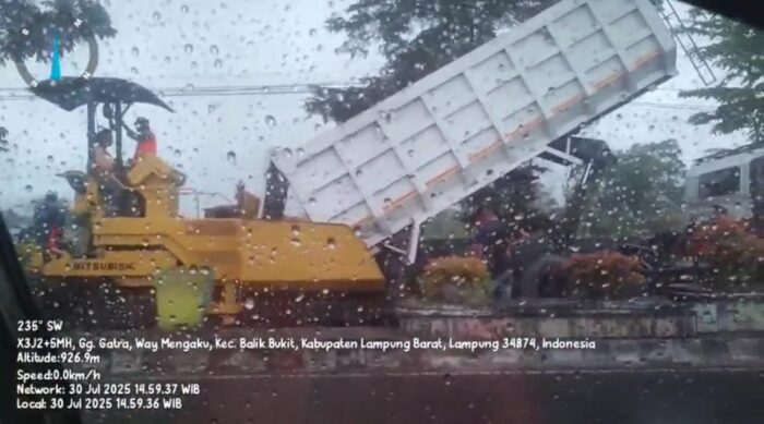 Proyek Pemeliharaan Jalan Dikerjakan Serampangan, Janji Gubernur Soal Infrastrukur Berkualitas Cuma Omon-Omon  .