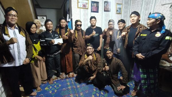 Pujakesuma Lambar Salurkan Donasi Untuk Korban Kebakaran di Sebarus