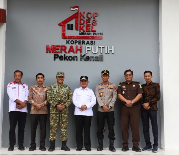 Ditandai Penandatanganan Prasasti dan Pengguntingan Pita, Wabup Mad Hasnurin Resmikan KDKMP Pekon Kenali