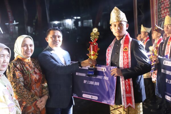 Meriah! Ribuan Penonton Saksikan Penobatan Muli Mekhanai Lampung Barat 2026 di Taman Kota Liwa