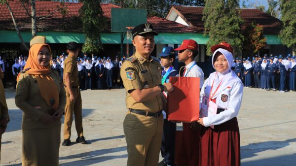 Buka MPLS SMPN 1 Sumber Jaya, Bupati Parosil Tekankan Disiplin dan Integritas, Seragam Gratis Segera Dibagikan