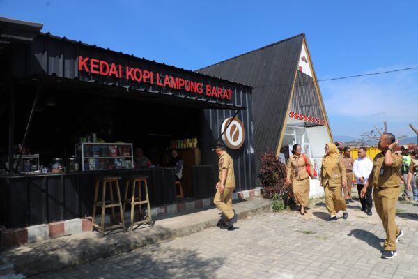 Tinjau Sekolah Kopi, Bupati Parosil Tekankan Inovasi, Pelayanan Prima, dan Perawatan Fasilitas