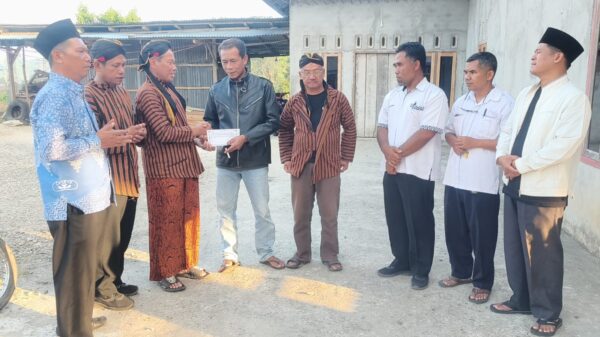 Pujakesuma Lambar Salurkan Donasi Untuk Korban Kebakaran di Teba Pring