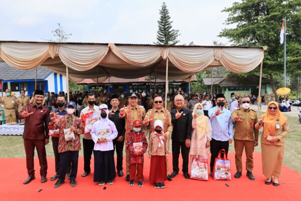 Program Tiga Setel Seragam Gratis Berhasil Pangkas Beban Orang Tua.