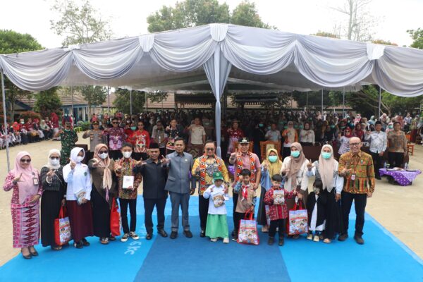 Bantuan 766 Seragam Gratis Pemkab Lambar Hapus Jurang Kaya Miskin di Sekincau.